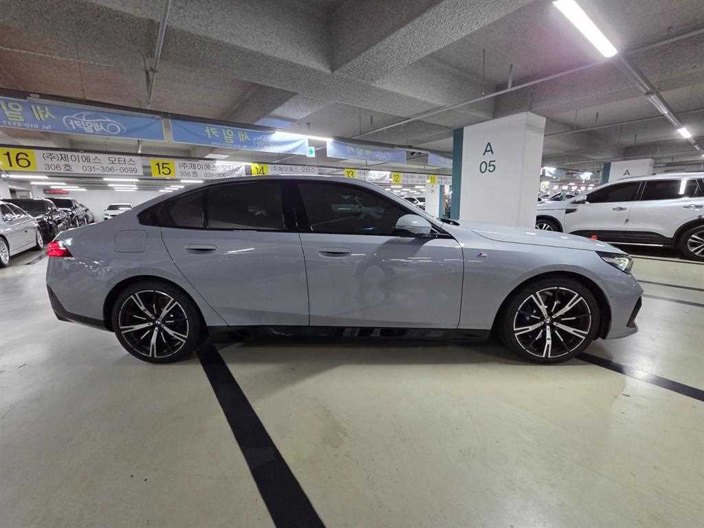 BMW 5-Series — photo 03