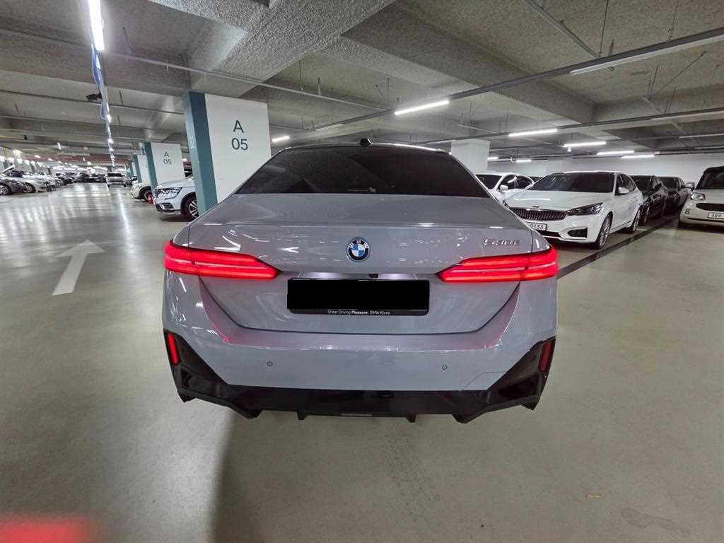 BMW 5-Series — photo 04