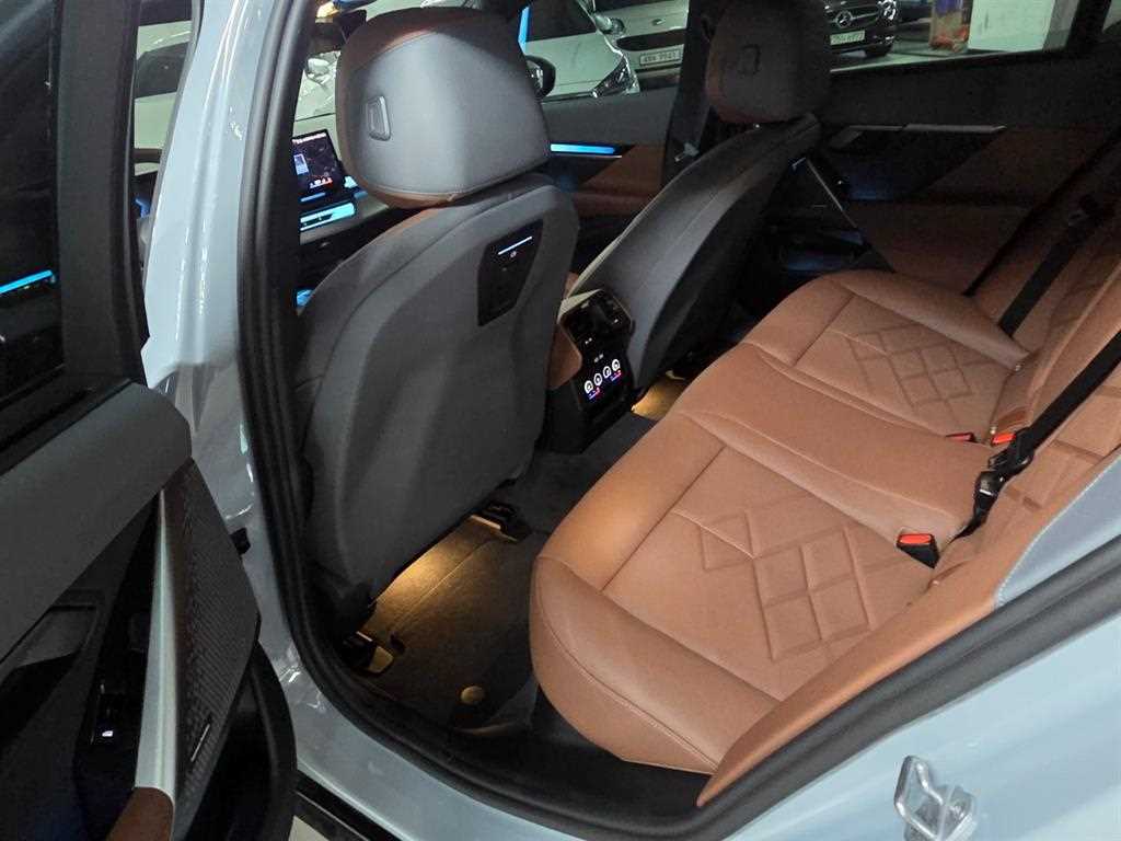 BMW 5-Series — photo 14