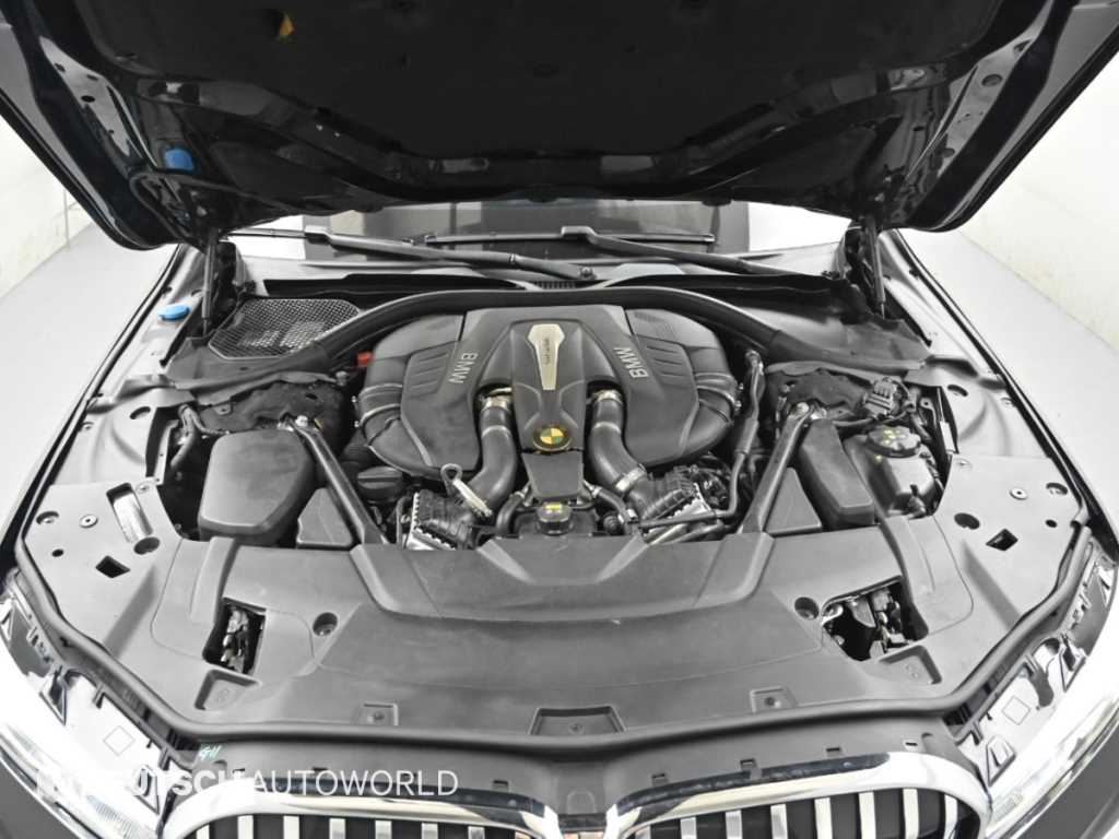 BMW 7-Series — photo 07