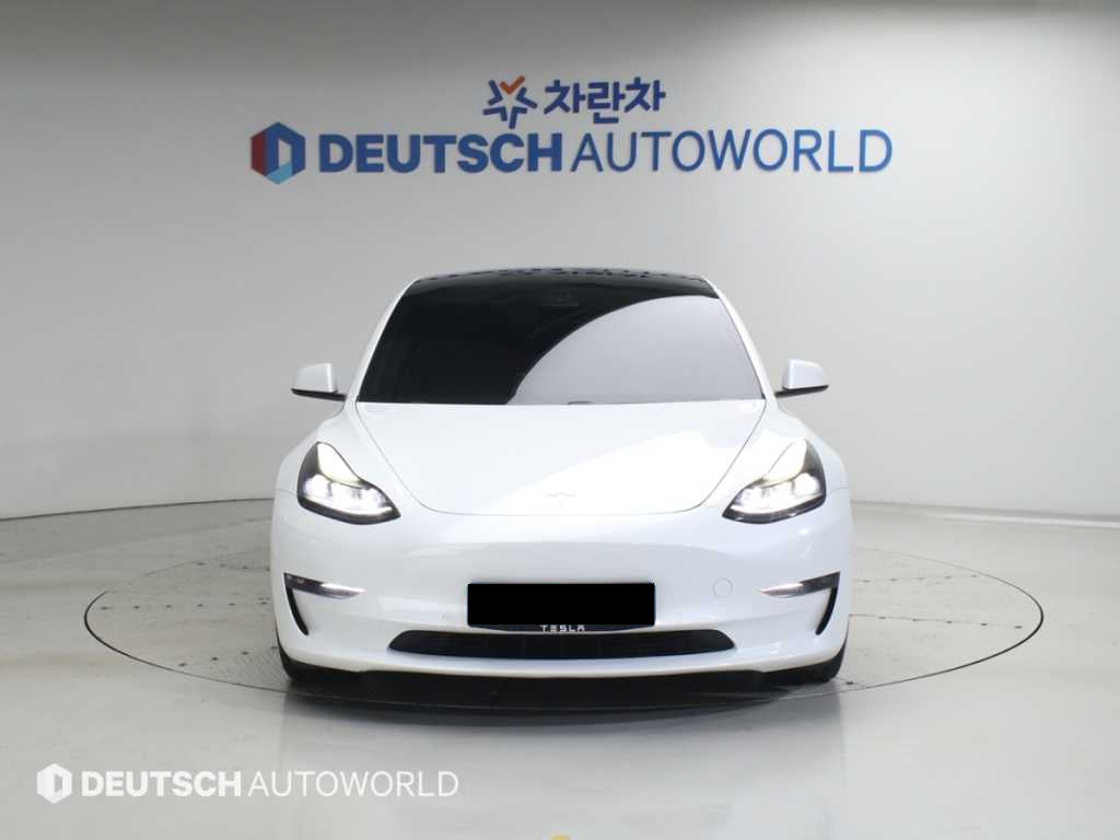 Tesla Model 3 — photo 03