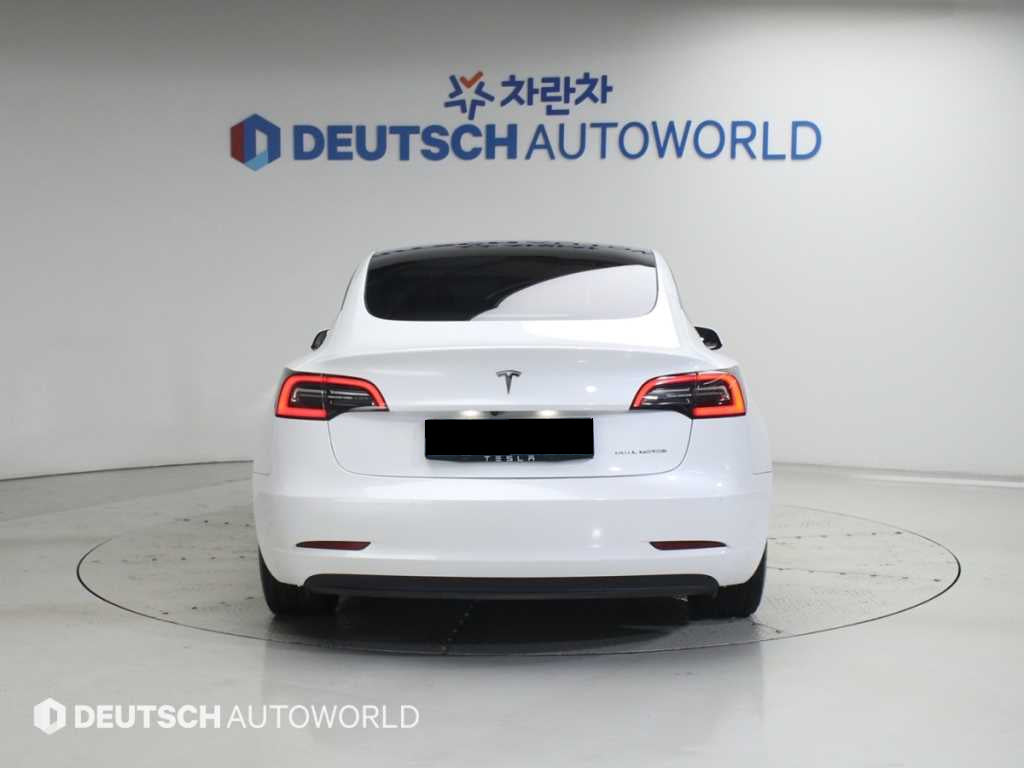 Tesla Model 3 — photo 04