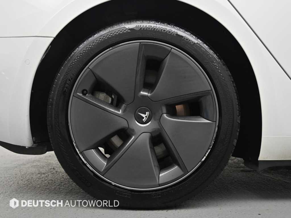 Tesla Model 3 — photo 05