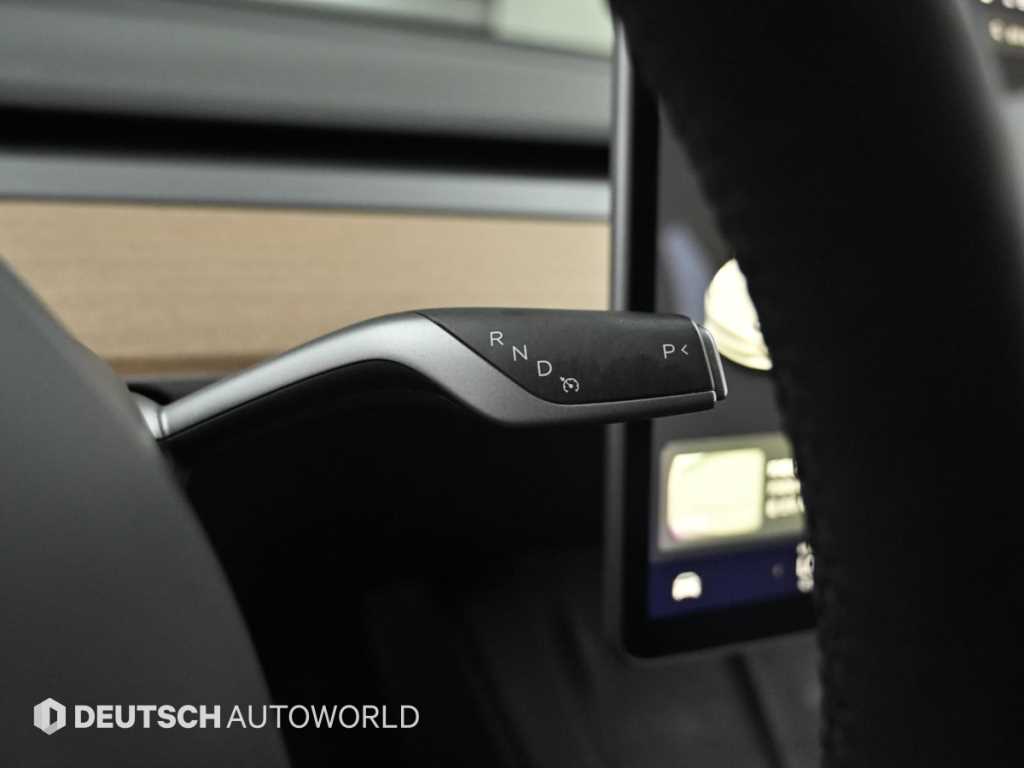 Tesla Model 3 — photo 09