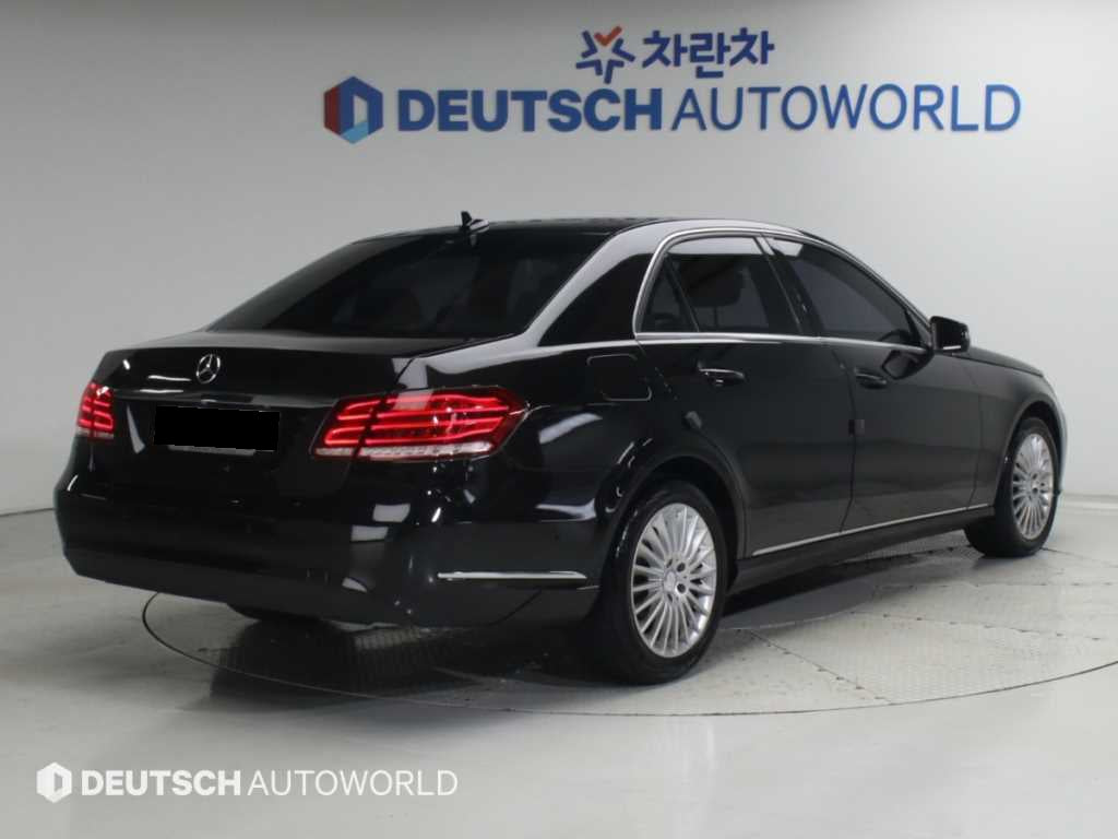 Mercedes-Benz E-Class — photo 02