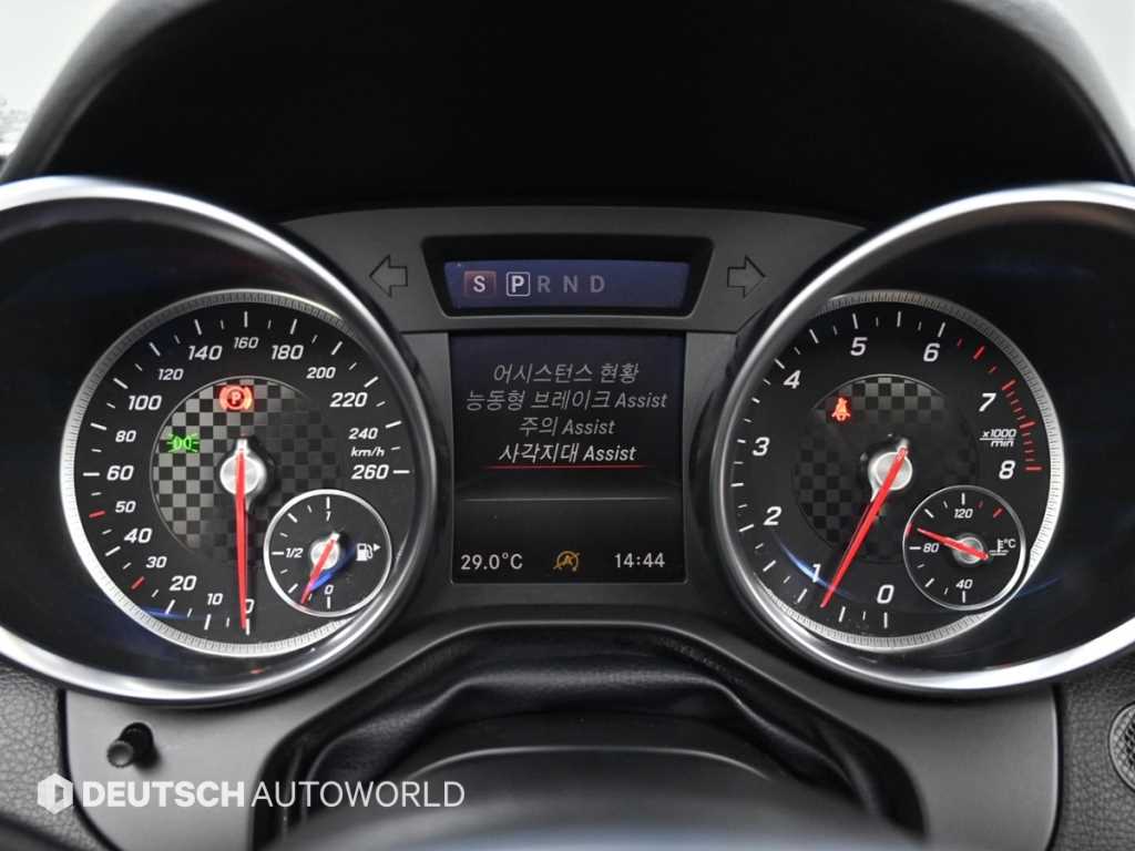 Mercedes-Benz SLC-Class — photo 17