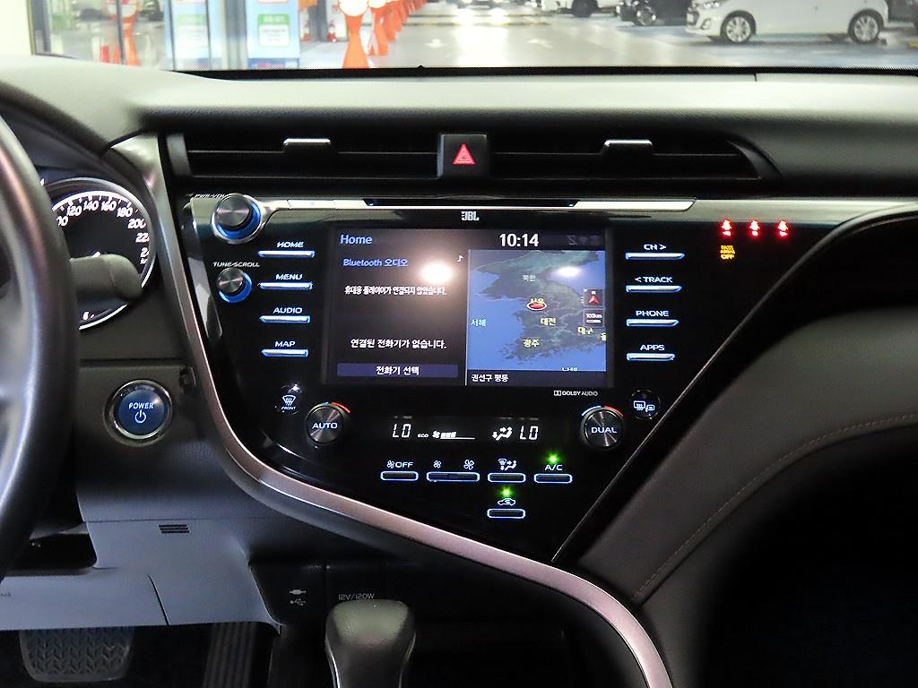 Toyota Camry — photo 11