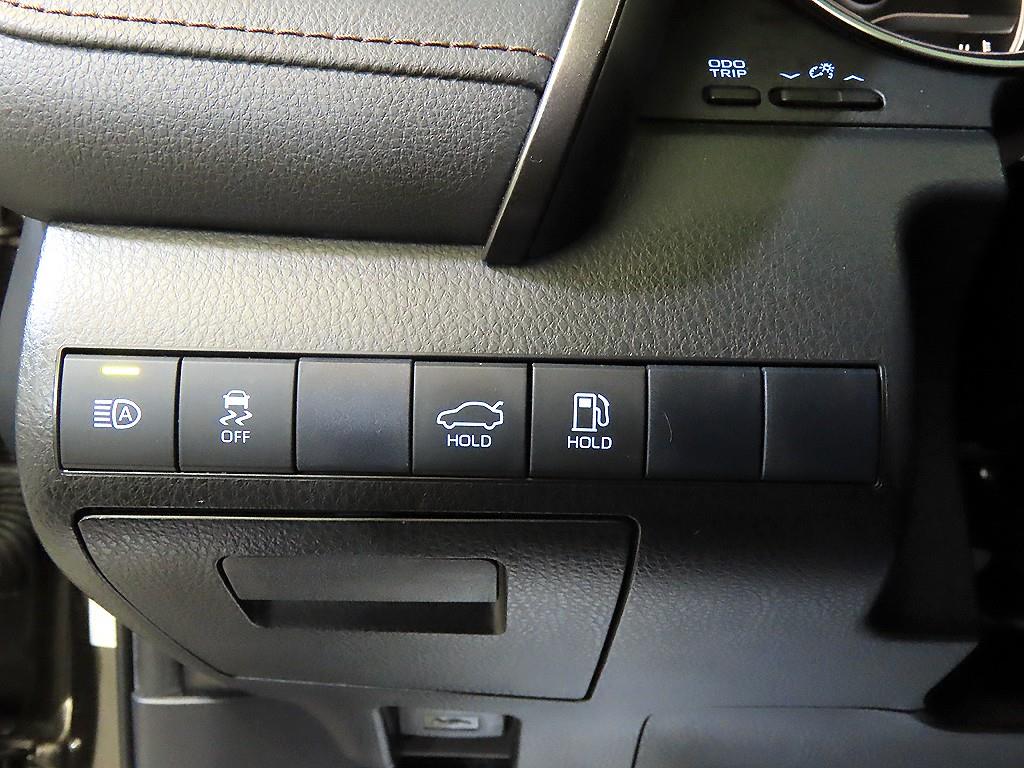 Toyota Camry — photo 13