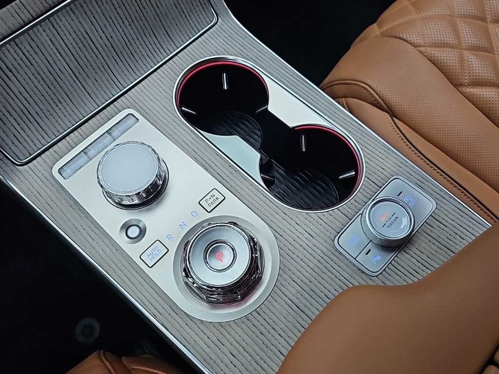 Genesis GV80 — photo 08