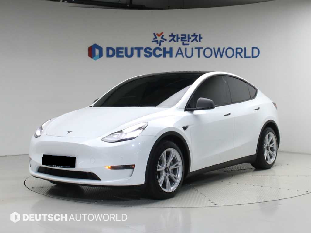 Tesla Model Y — photo 01