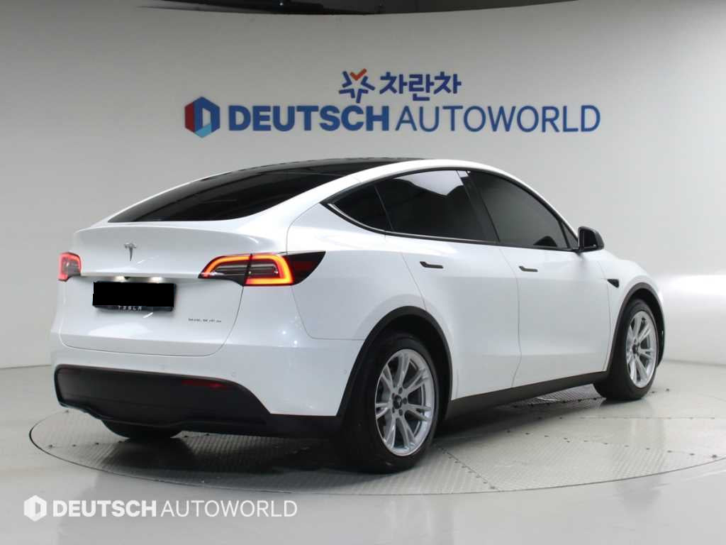 Tesla Model Y — photo 02