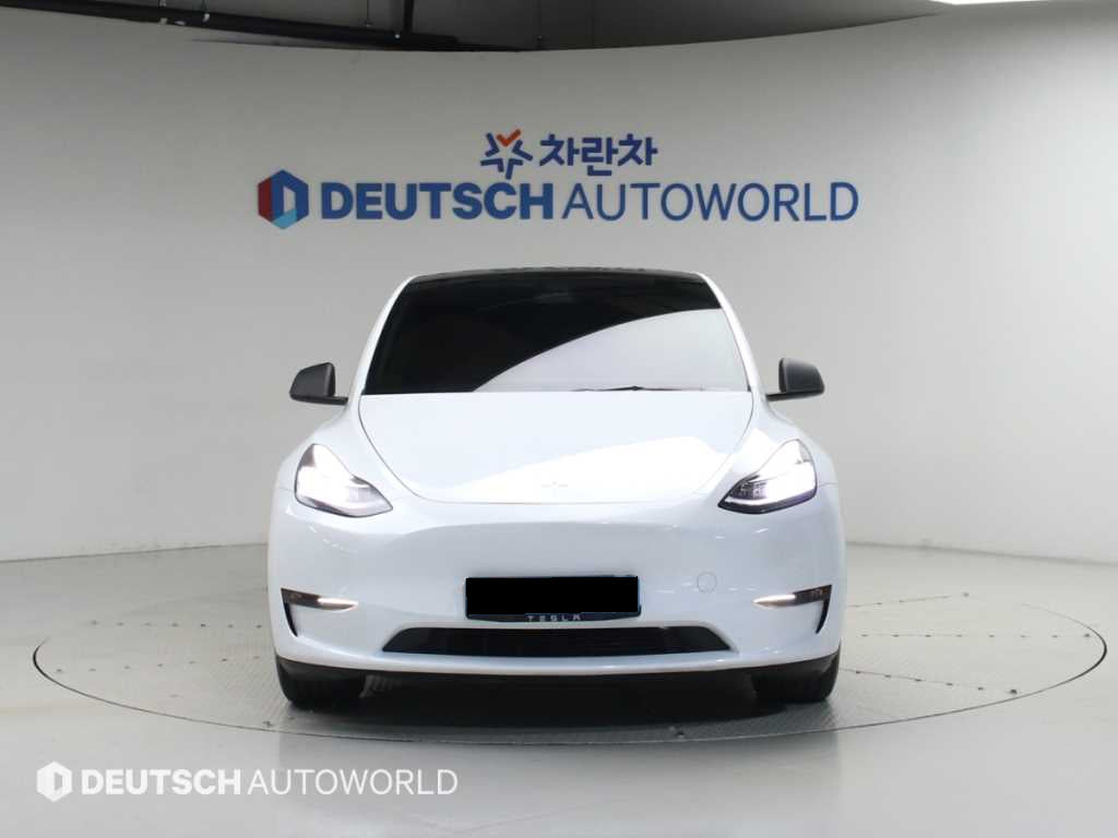 Tesla Model Y — photo 03
