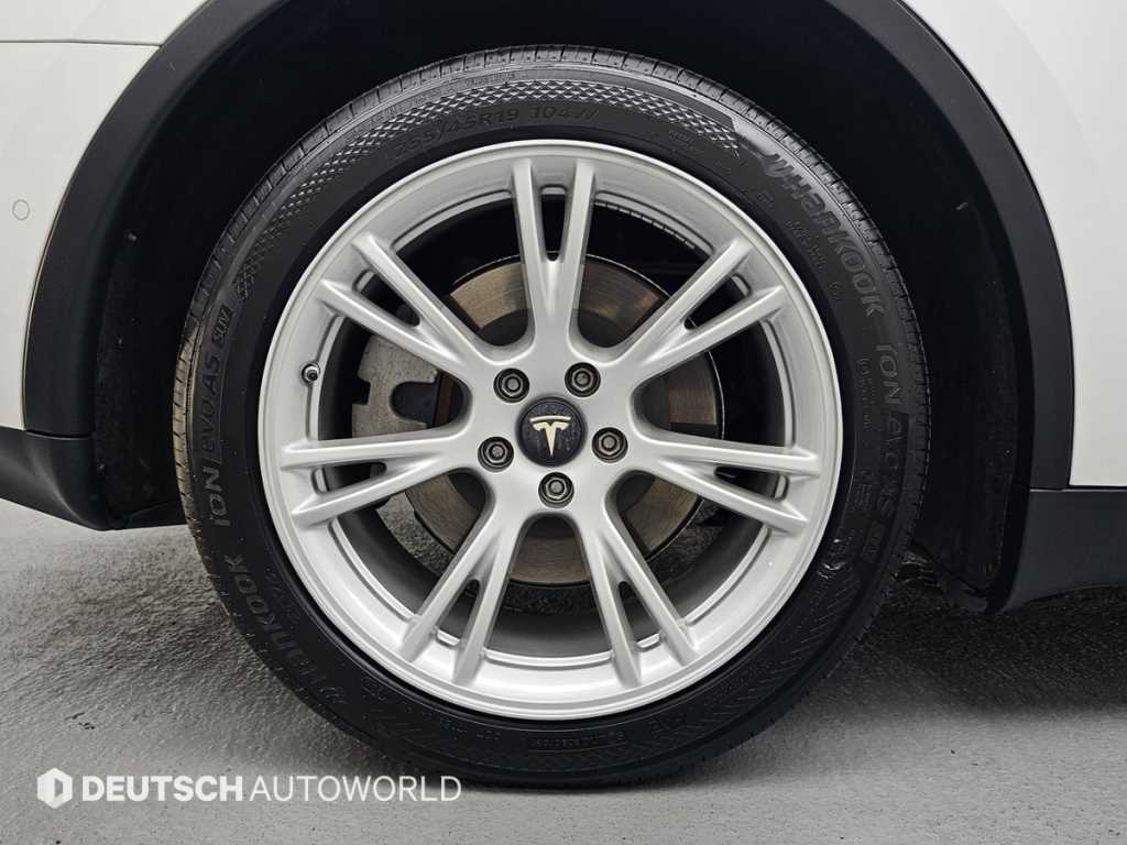 Tesla Model Y — photo 05