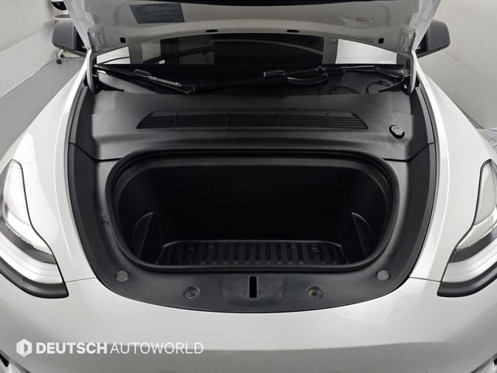 Tesla Model Y — photo 06