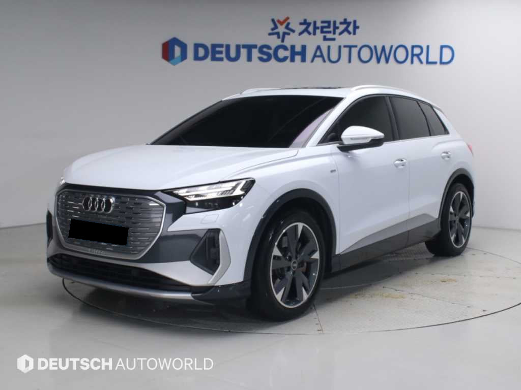 Audi Q4 e-tron — photo 01