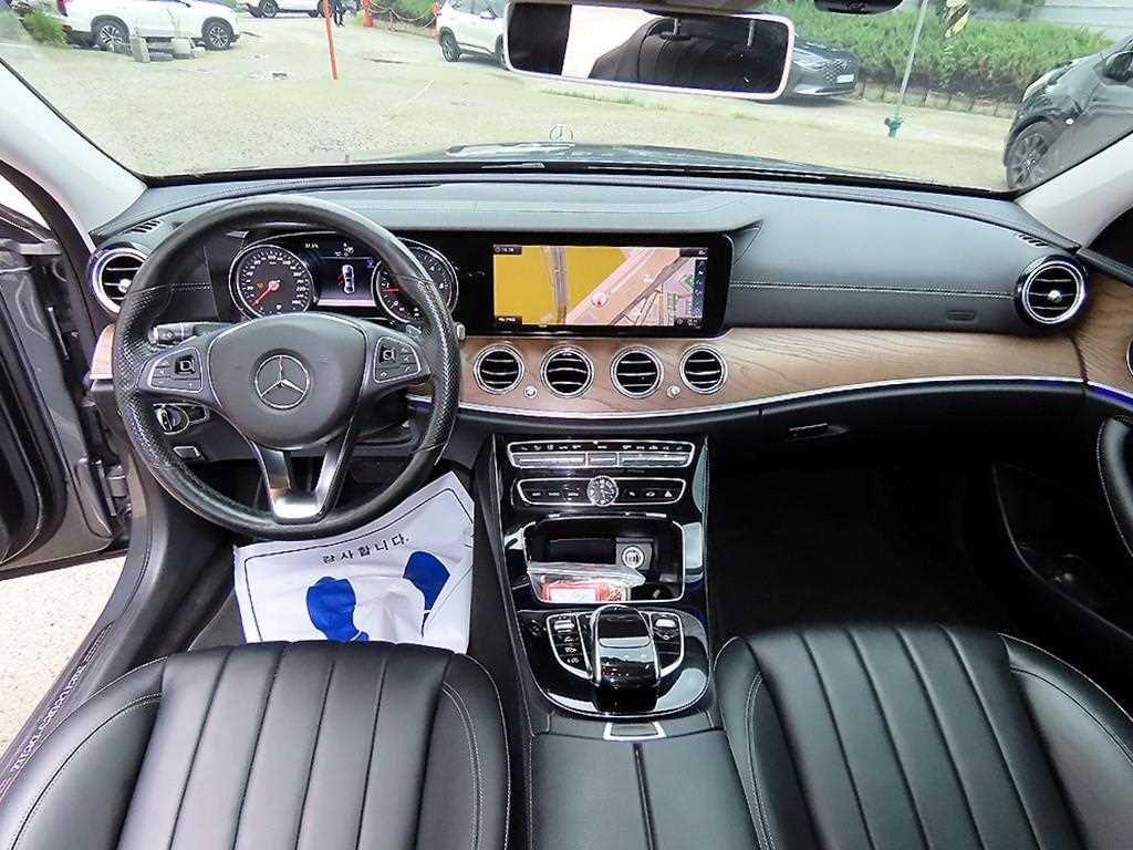 Mercedes-Benz E-Class — photo 07
