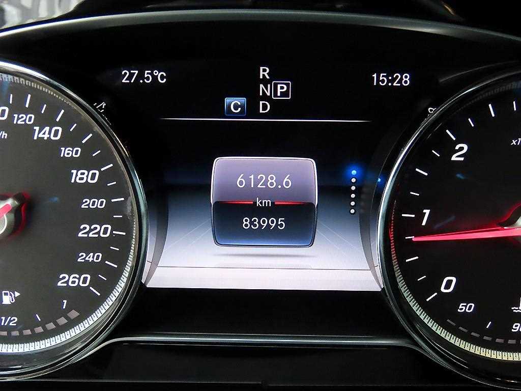 Mercedes-Benz E-Class — photo 09