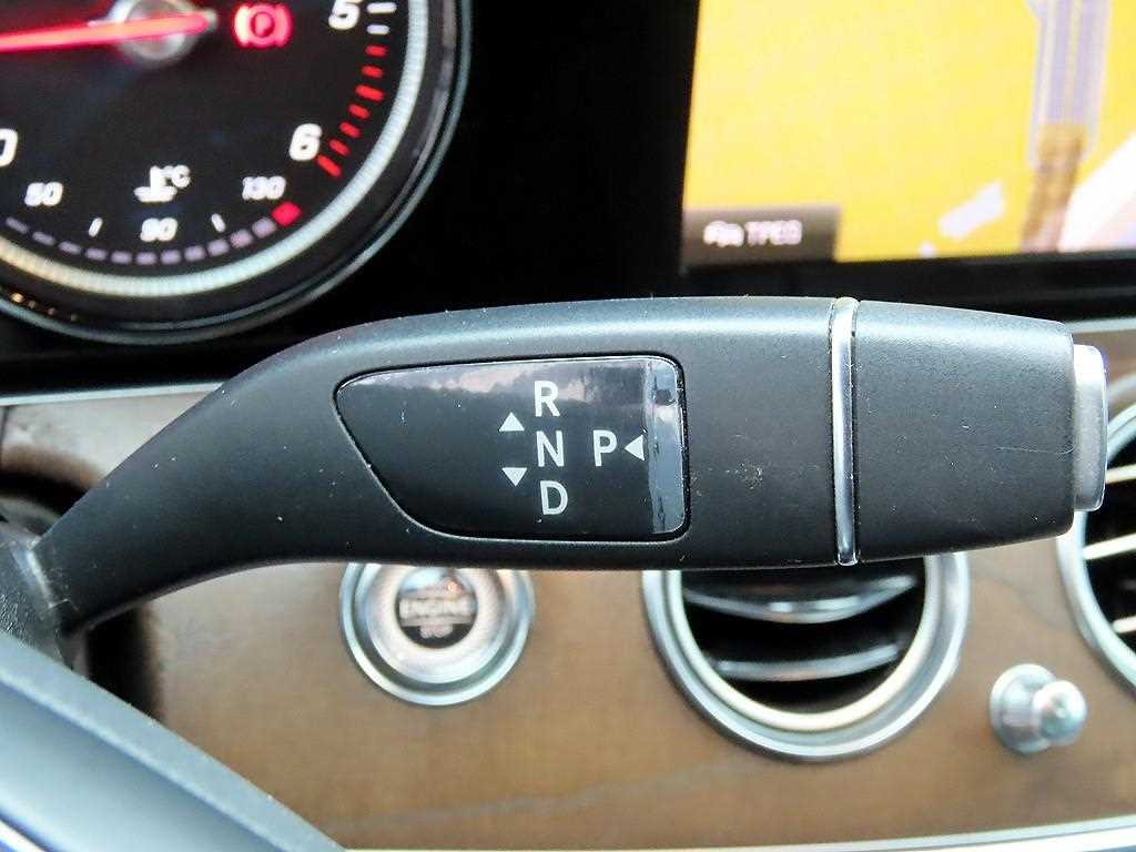 Mercedes-Benz E-Class — photo 11