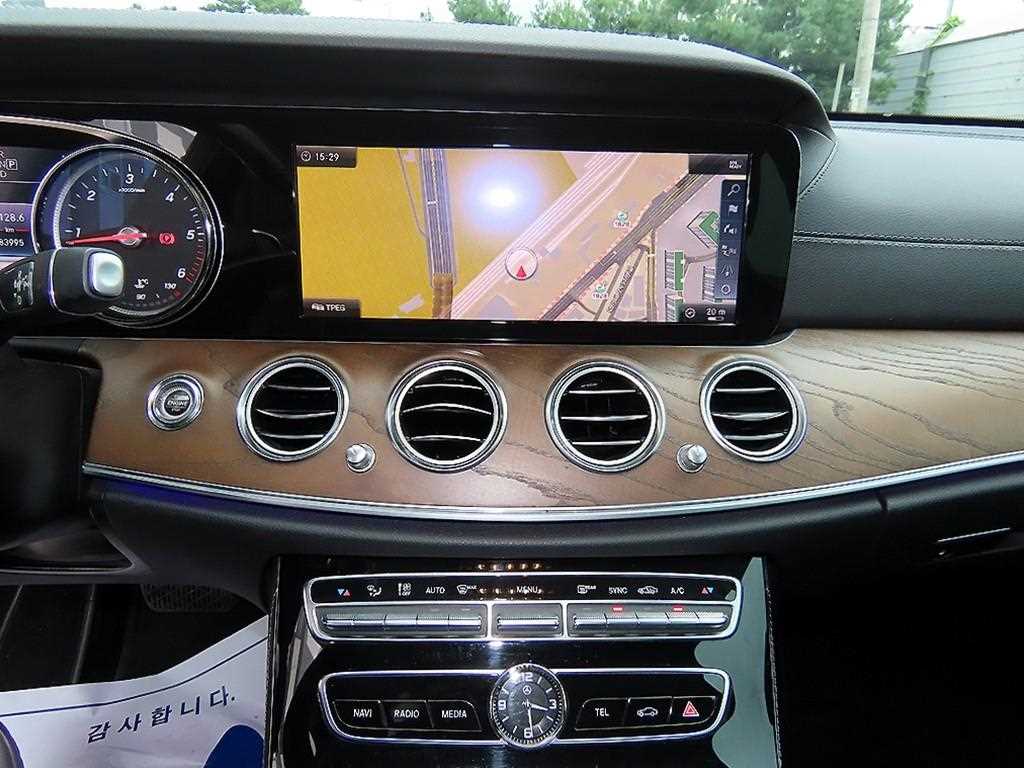 Mercedes-Benz E-Class — photo 13