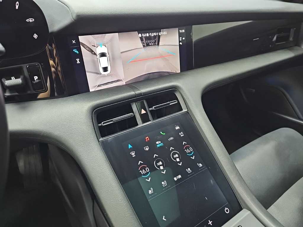 Porsche Taycan — photo 10