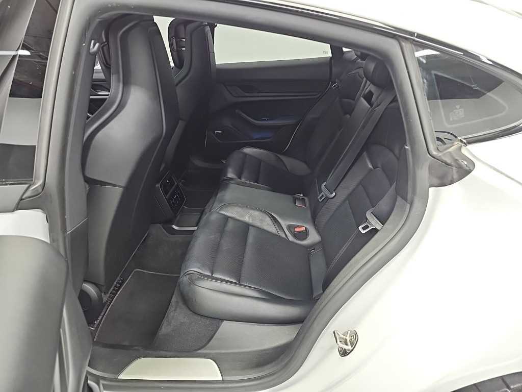 Porsche Taycan — photo 12