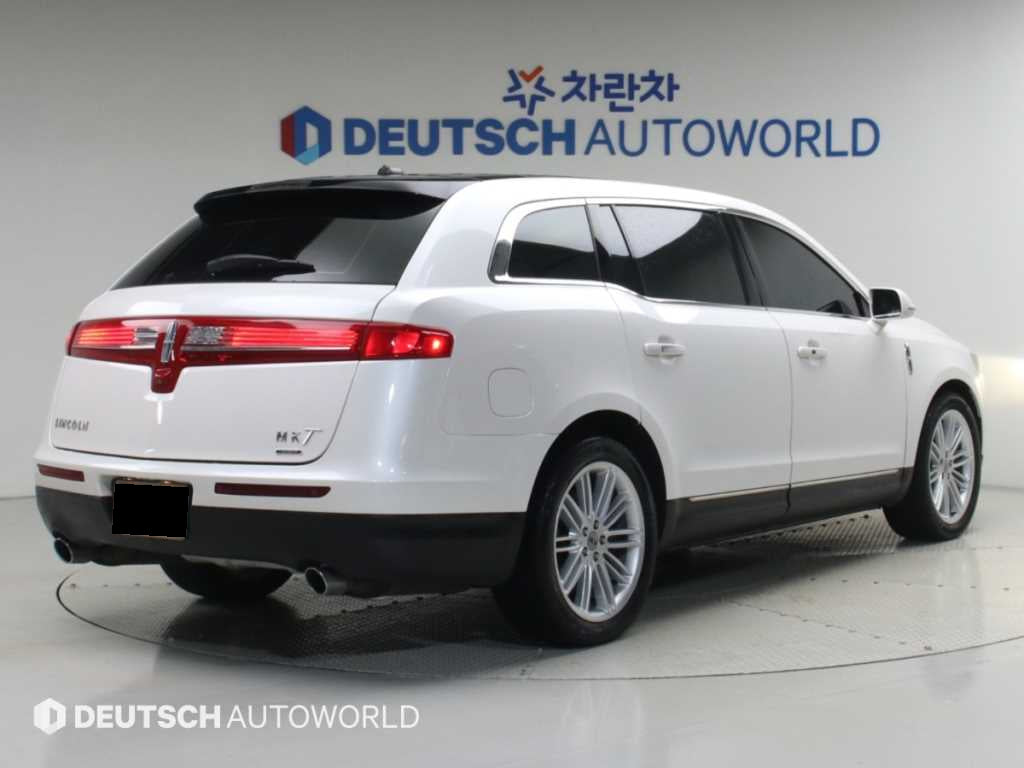 Lincoln MKT — photo 02