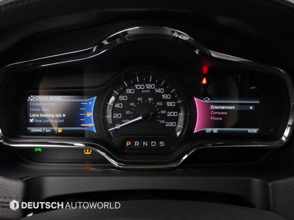Lincoln MKT — photo 08