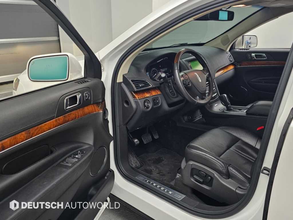 Lincoln MKT — photo 11