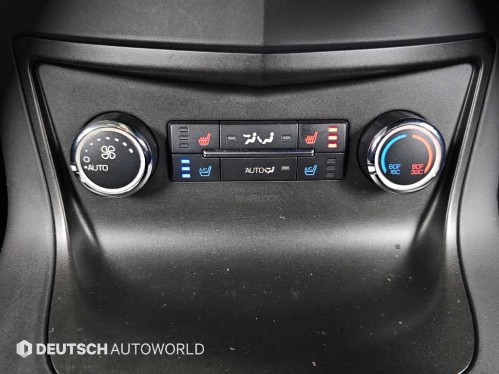 Lincoln MKT — photo 16