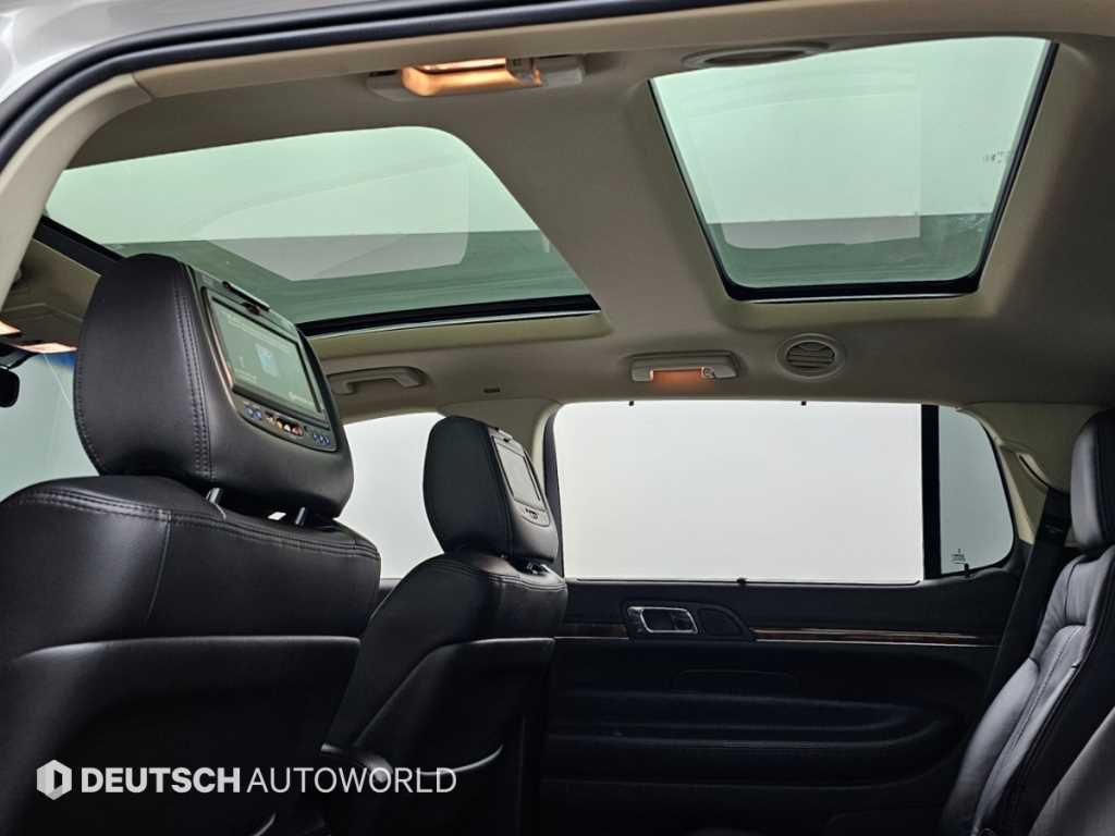 Lincoln MKT — photo 18