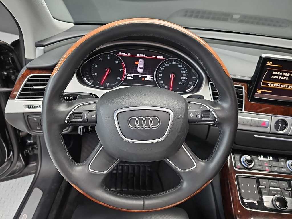 Audi A8 — photo 09