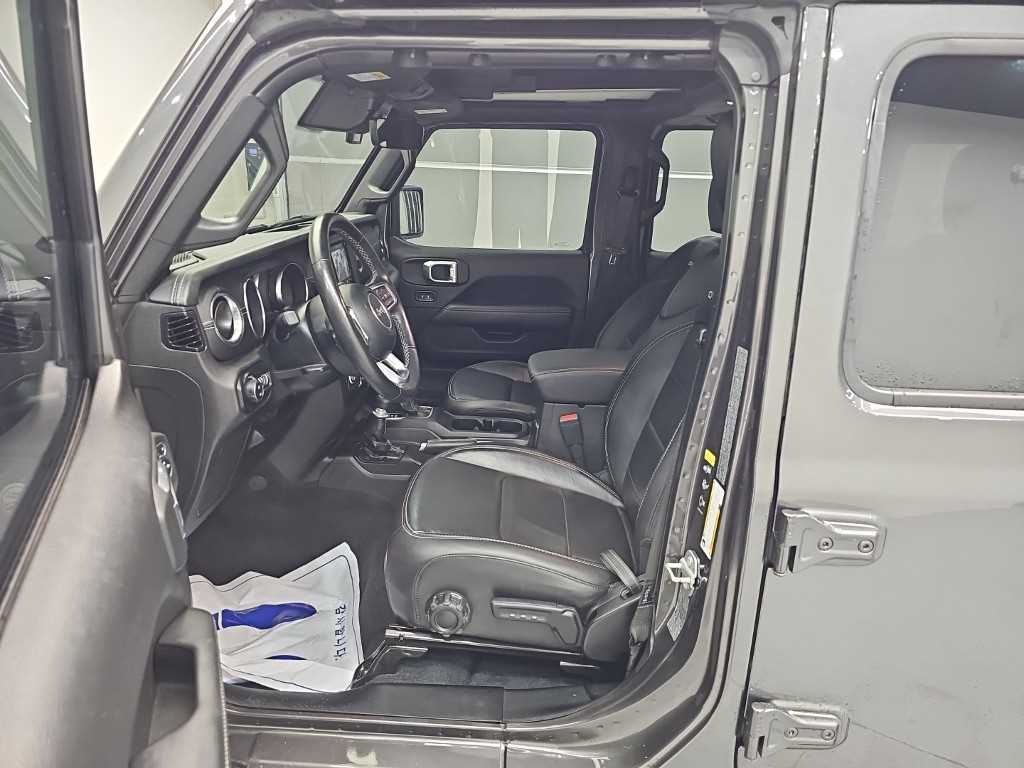 Jeep Wrangler — photo 11