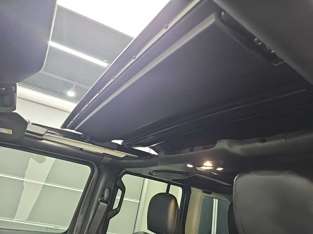 Jeep Wrangler — photo 13