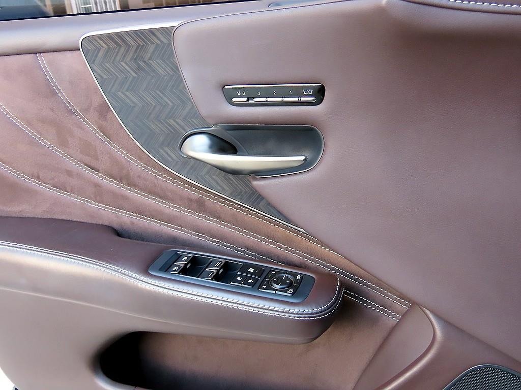Lexus LS — photo 11