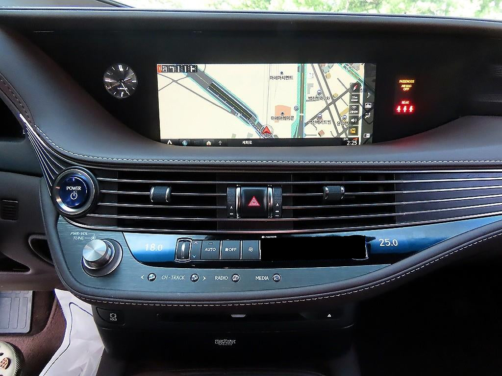 Lexus LS — photo 12
