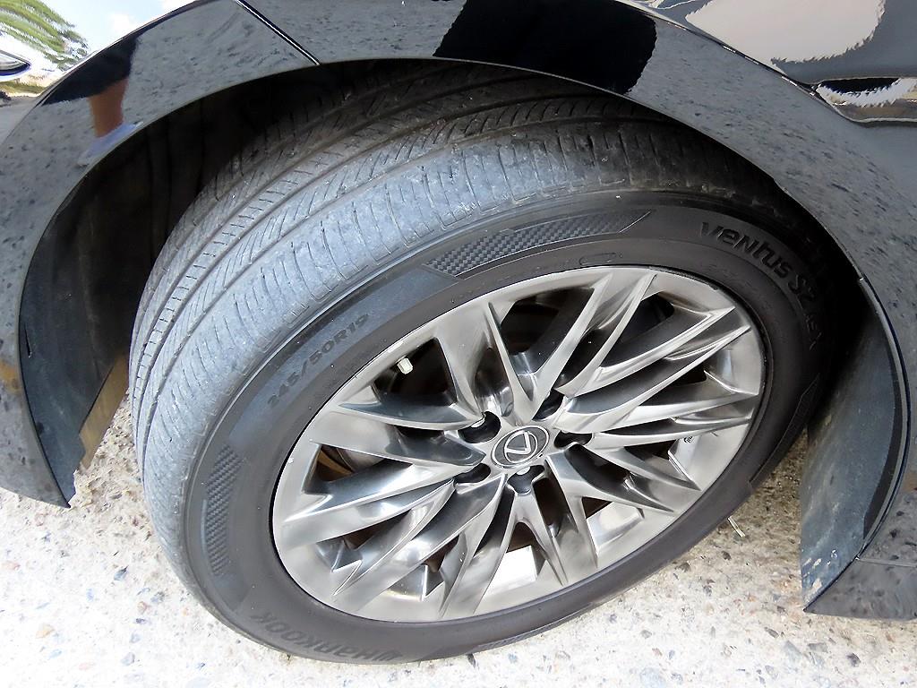 Lexus LS — photo 20