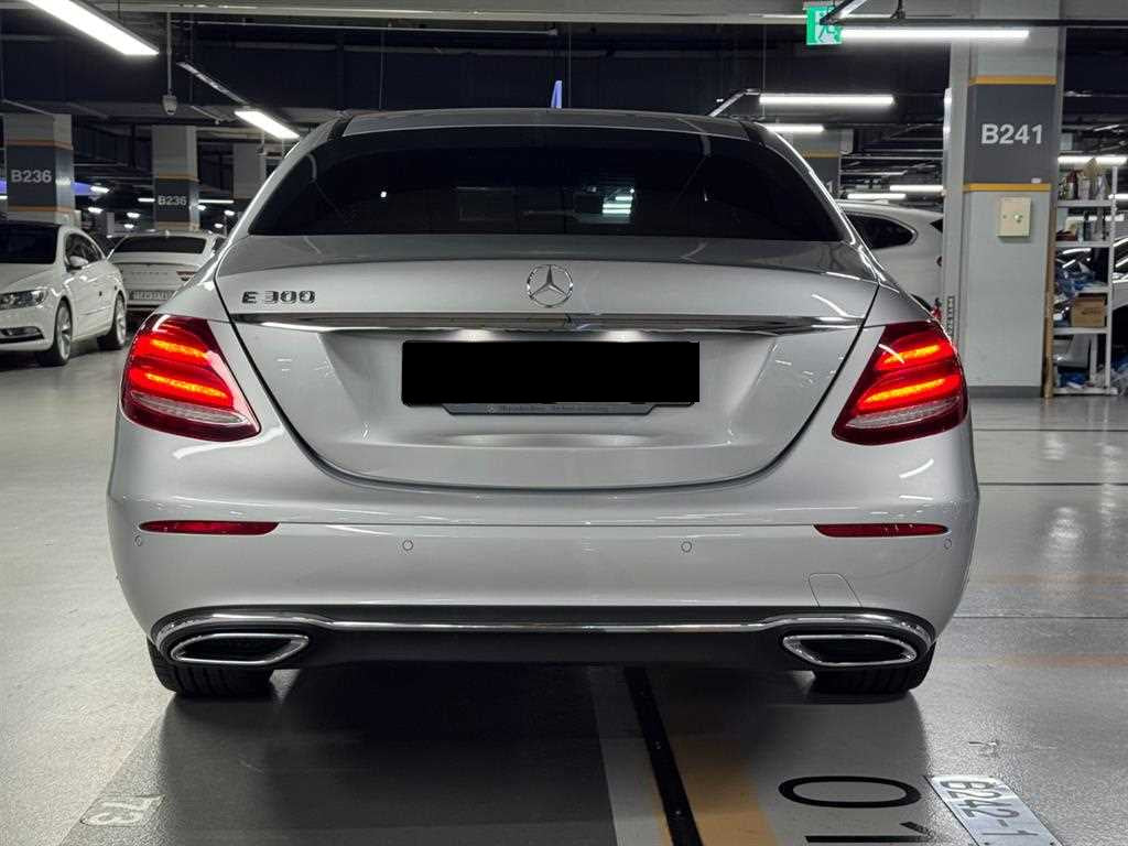 Mercedes-Benz E-Class — photo 03