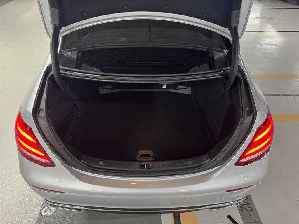 Mercedes-Benz E-Class — photo 06