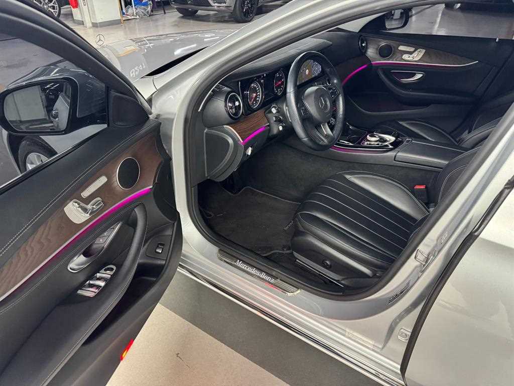 Mercedes-Benz E-Class — photo 08