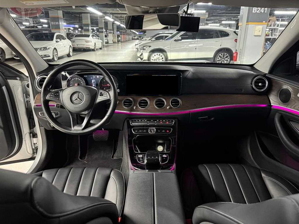 Mercedes-Benz E-Class — photo 10