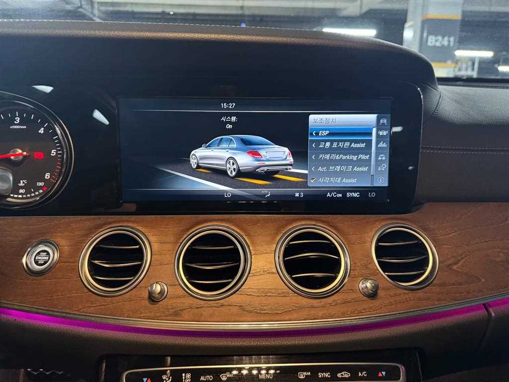 Mercedes-Benz E-Class — photo 13