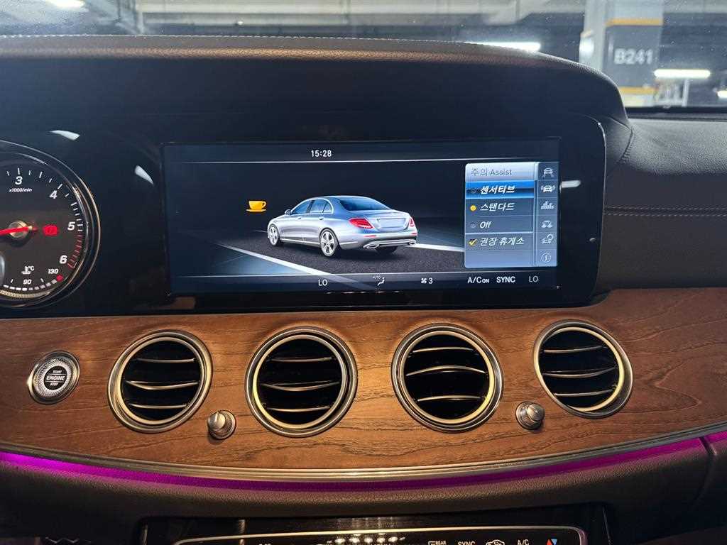 Mercedes-Benz E-Class — photo 14