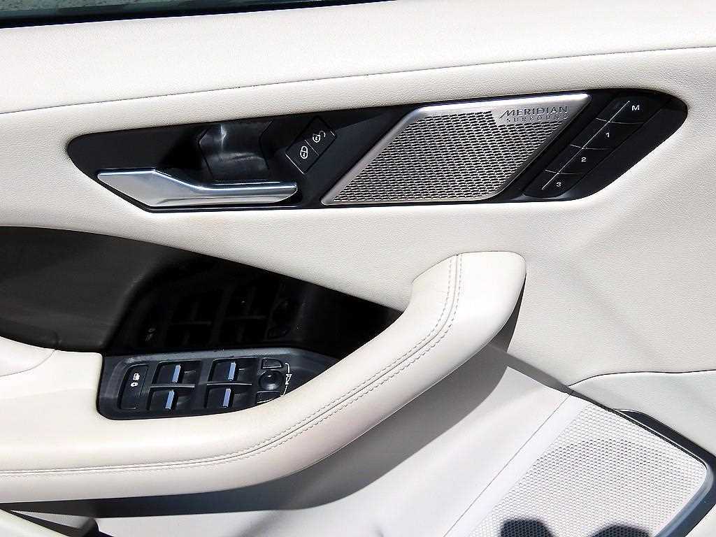 Jaguar I-PACE — photo 12