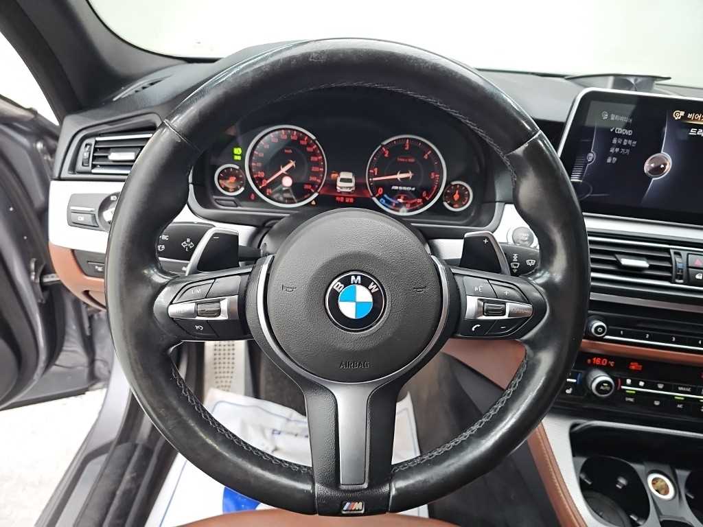 BMW 5-Series — photo 09