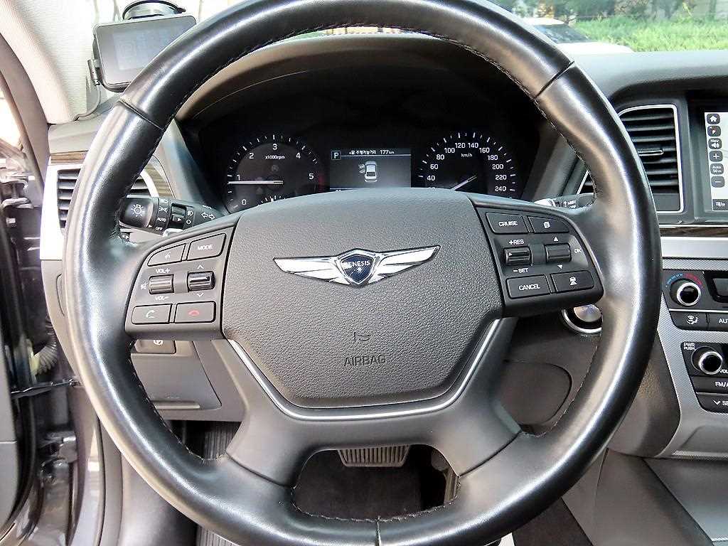 Genesis G80 — photo 08