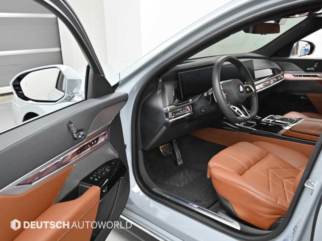 BMW 7-Series — photo 10