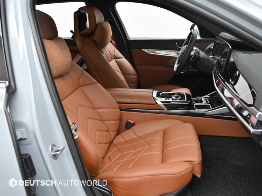 BMW 7-Series — photo 12