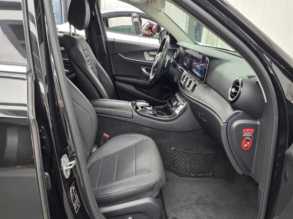 Mercedes-Benz E-Class — photo 06