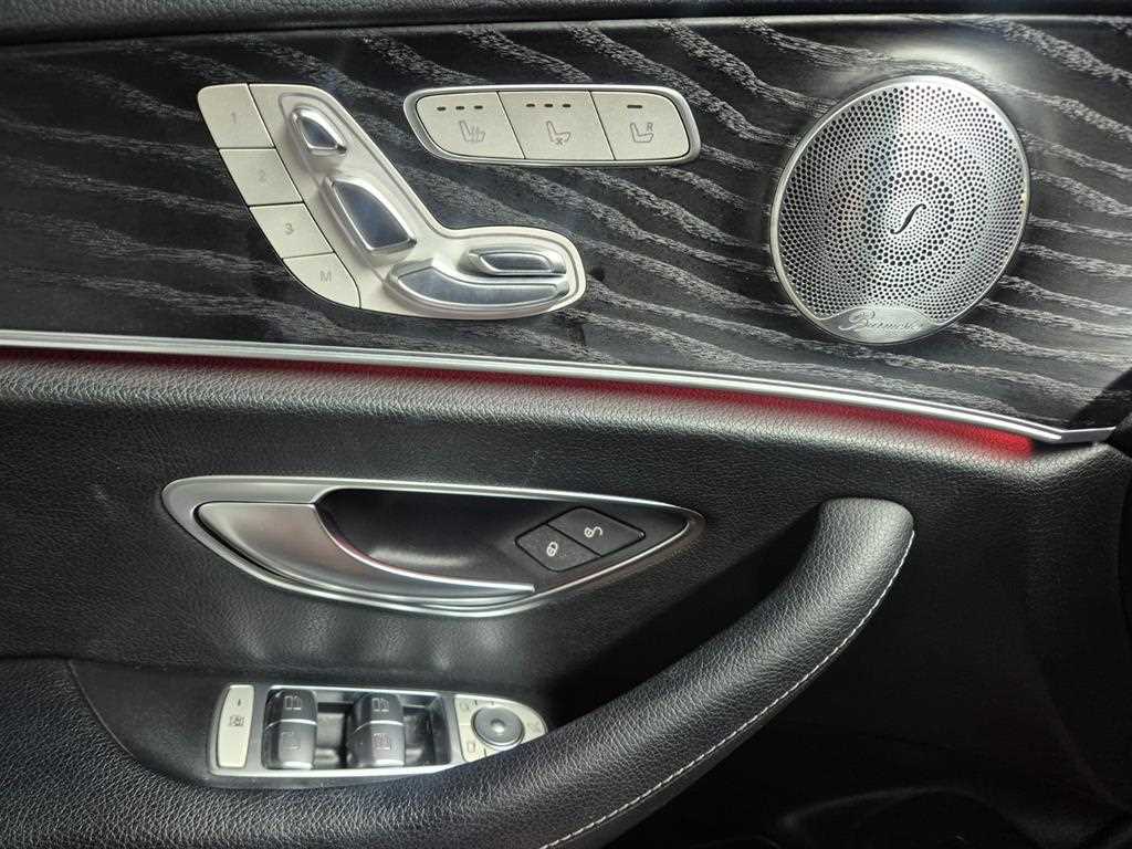 Mercedes-Benz E-Class — photo 08