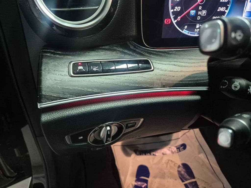 Mercedes-Benz E-Class — photo 09